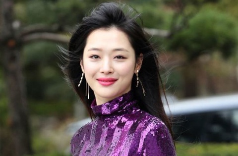 Nữ diễn viên, ca sĩ, người mẫu Sulli đã tìm đến cái chết vào năm 2019 vì bị bắt nạt trên mạng - Ảnh: Korea Times Nữ diễn viên, ca sĩ, người mẫu Sulli đã tìm đến cái chết vào năm 2019 - Ảnh: Yonhap