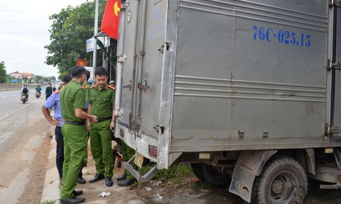 Xe tải, xe container đều có lỗi dẫn đến tai nạn khiến hai cha con đến trường tử vong - Ảnh 3. Xe tải do tài xế Khoa điều khiển lùi không đúng quy định dẫn đến va chạm với xe máy do anh Lộc điều khiển, khiến cha con anh ngã ra đường và bị xe container cán tử vong - Ảnh: T.M.