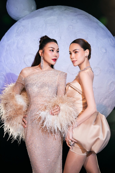 Thanh Hằng (bên trái) và Hồ Ngọc Hà diện thiết kế do Lan Khuê thiết kế - Ảnh: KIẾNG CẬN TEAM Thanh Hằng (bên trái) và Hồ Ngọc Hà diện thiết kế do Lan Khuê thiết kế - Ảnh: KIẾNG CẬN TEAM