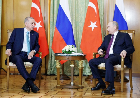 Có thật Ukraine phản công thất bại? - Ảnh 1. Tổng thống Nga Vladimir Putin (phải) hội đàm với người đồng cấp Thổ Nhĩ Kỳ Tayyip Erdogan ở Sochi, Nga ngày 4-9 - Ảnh: Reuters