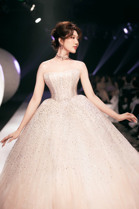 Đây là lần hiếm hoi Thúy Ngân trở lại sàn catwalk gây chú ý - Ảnh: KIẾNG CẬN TEAM Đây là lần hiếm hoi Thúy Ngân trở lại sàn catwalk gây chú ý - Ảnh: KIẾNG CẬN TEAM