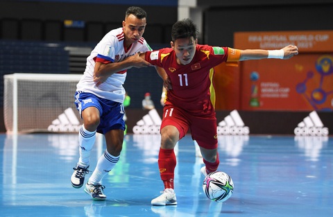 Tuyển futsal Việt Nam tái đấu đội hạng 4 thế giới trước khi dự giải châu Á - Ảnh 2. Đội trưởng Trần Văn Vũ (phải) trong trận gặp Nga ở World Cup futsal 2021 - Ảnh: GETTY IMAGES