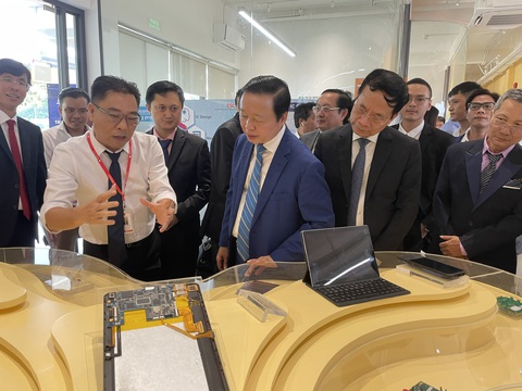 Phó thủ tướng Trần Hồng Hà và các đại biểu tham quan Trung tâm Điện tử và vi mạch bán dẫn tại TP.HCM - Ảnh: N.HIỂN Phó thủ tướng Trần Hồng Hà và các đại biểu tham quan Trung tâm Điện tử và vi mạch bán dẫn tại TP.HCM - Ảnh: N.HIỂN