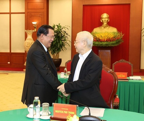 Việt Nam-Campuchia-Lào: Tăng cường quan hệ hữu nghị truyền thống - Ảnh 2. Tổng bí thư Nguyễn Phú Trọng đón Chủ tịch Đảng Nhân dân Campuchia Hun Sen - Ảnh: TTXVN