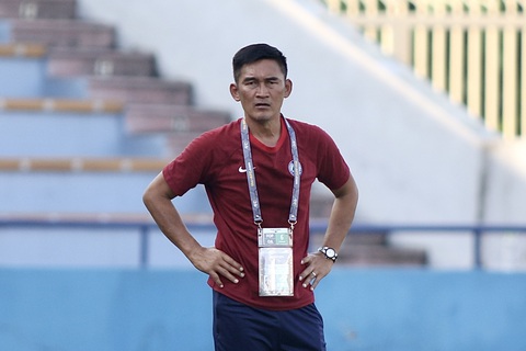 HLV U23 Yemen: 'Chúng tôi nguy hiểm đối với U23 Việt Nam' - Ảnh 2. HLV U23 Singapore Mohamad Nazri trong trận thua U23 Yemen - Ảnh: HOÀNG TÙNG