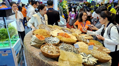 Doanh nghiệp dần phục hồi - Ảnh 7. Doanh nghiệp tìm kiếm khách hàng tại Triển lãm thủy sản Việt Nam 2023 - Ảnh: NGUYỄN TRÍ