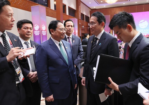 Thủ tướng Phạm Minh Chính gặp thủ tướng Nhật Bản, Canada, tổng thống Hàn Quốc Hội nghị cấp cao ASEAN - Ảnh 1. Thủ tướng Phạm Minh Chính gặp Thủ tướng Nhật Bản Kishida Fumio tại Hội nghị cấp cao ASEAN - Ảnh: DƯƠNG GIANG