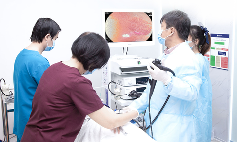 Nên tầm soát những loại bệnh ung thư nào? - Ảnh 2. Nội soi tiêu hóa - tiêu chuẩn vàng trong tầm soát các bệnh lý lành và ác tính đường tiêu hóa (dạ dày, đại trực tràng) - Nguồn: Bernard Healthcare