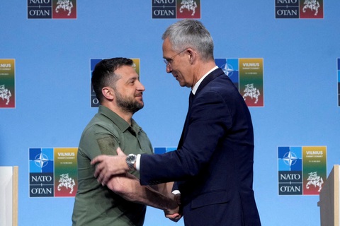 Lãnh đạo NATO: Ukraine có thể đã xuyên thủng hệ thống phòng thủ của Nga - Ảnh 1. Tổng thống Ukraine Volodymyr Zelensky và Tổng thư ký NATO Jens Stoltenberg tại Hội nghị thượng đỉnh NATO ở Vilnius, Lithuania (Litva) hôm 12-7 - Ảnh: REUTERS