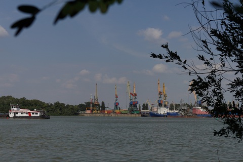 Ukraine tố Nga tiếp tục tấn công vào cảng Izmail, Romania lên tiếng - Ảnh 1. Khu vực cảng Izmail, Ukraine nhìn từ phía làng Plauru, Romania - Ảnh: REUTERS