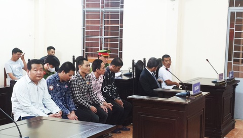 Xét xử vụ hành hạ người khác dã man ngư dân như thời trung cổ - Ảnh 1. Năm bị cáo tại phiên tòa xét xử sáng 7-9 - Ảnh: THANH HUYỀN
