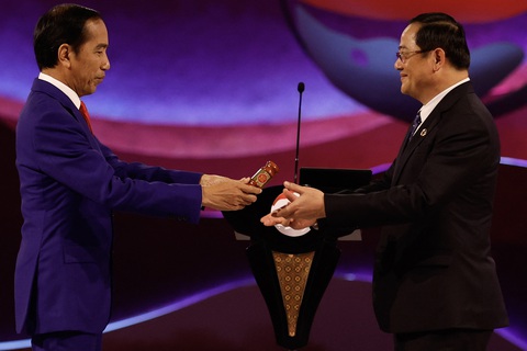 Lào nhận chuyển giao từ Indonesia cương vị Chủ tịch luân phiên ASEAN - Ảnh 1. Tổng thống Indonesia Joko Widodo trao búa Chủ tịch luân phiên ASEAN cho Thủ tướng Lào Sonexay Siphandone - Ảnh: AFP