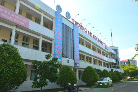 Trường ĐH Đồng Tháp lo hết học phí cho 2 con thầy hiệu trưởng bị đột quỵ - Ảnh 1. Sau khi hết bậc học phổ thông, nếu hai con thầy Trương Văn Lai có nguyện vọng học tại Trường đại học Đồng Tháp sẽ được trường miễn học phí - Ảnh: DThU