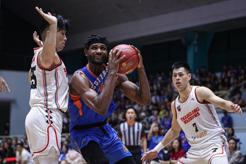 Hanoi Buffaloes bất ngờ thay ngoại binh trước bán kết VBA 2023 - Ảnh 1. Anthony January (áo xanh) từng giúp Hanoi Buffaloes dẫn đầu VBA 2023 - Ảnh: VBA