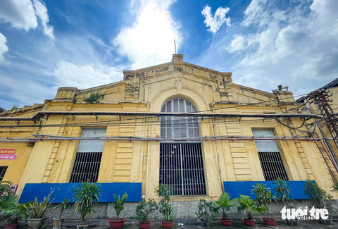 Toàn cảnh depot xe lửa cổ nhất Đông Dương được đề xuất di dời - Ảnh 2. Nhà máy xe lửa Dĩ An được xây dựng theo lối kiến trúc Pháp cổ kính từ năm 1902. Kiến trúc này đã trở thành Di tích lịch sử - văn hóa của tỉnh Bình Dương vào năm 2013