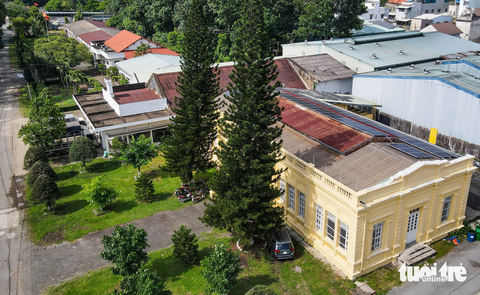 Toàn cảnh depot xe lửa cổ nhất Đông Dương được đề xuất di dời - Ảnh 4. Theo thiết kế ban đầu khi người Pháp xây dựng, tổng diện tích khu làm việc của nhà máy khoảng 4.000m2, gồm văn phòng của chánh chủ sở, hội trường, nhà xưởng, kho nguyên vật liệu. Hệ thống sản xuất chia làm 4 phân xưởng… Trong ảnh là hội trường có tuổi đời 121 năm
