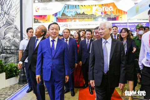 ITE HCMC thúc đẩy tăng trưởng khách quốc tế đến Việt Nam - Ảnh 1. Ông Nguyễn Minh Triết, nguyên Chủ tịch nước (bìa phải) và ông Trần Hồng Hà - phó thủ tướng Chính phủ tham quan các gian hàng tại ITE HCMC lần thứ 17 - Ảnh: PHƯƠNG QUYÊN