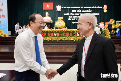 Ủy ban Đoàn kết Công giáo Việt Nam TP.HCM là cầu nối chung tay xây dựng TP.HCM - Ảnh 1. Phó bí thư Thành ủy TP.HCM Nguyễn Hồ Hải trò chuyện cùng linh mục Trần Xuân Mạnh, chủ tịch Trung ương Ủy ban Đoàn kết Công giáo Việt Nam - Ảnh: HỮU HẠNH