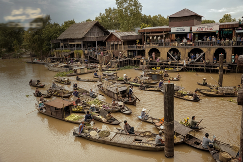 Cảnh quay hoành tráng nhất 'Đất rừng phương Nam' có gần 400 diễn viên quần chúng - Ảnh 2. Toàn cảnh khu chợ nổi được tái hiện tại rừng tràm Trà Sư - Ảnh: ĐPCC
