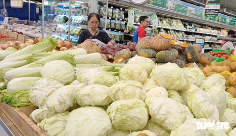 Mưa bão khiến giá bán nhiều loại rau củ Đà Lạt ở mức cao - Ảnh 1. Nhiều mặt hàng rau củ Đà Lạt như cà chua, bắp cải, hành tây, khoai tây... có giá bán đang ở mức cao - Ảnh: N.TRÍ