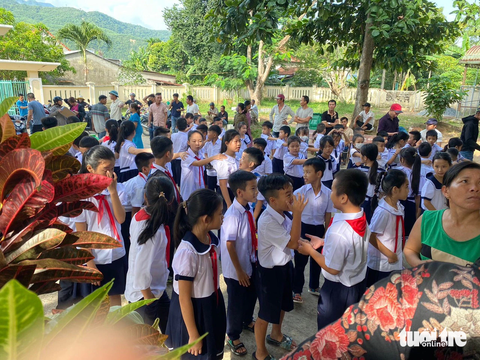 Phụ huynh không cho con học trường mới: ‘Cần sự cam kết an toàn cho con’ - Ảnh 1. Học sinh được ba mẹ đưa đến tập trung ở điểm trường cũ ngày 7-9 - Ảnh: ĐOÀN NHẠN