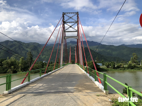 Phụ huynh không cho con học trường mới: ‘Cần sự cam kết an toàn cho con’ - Ảnh 2. Nhiều phụ huynh lo ngại cây cầu Phò Nam bắc qua sông không an toàn cho các cháu học sinh tiểu học - Ảnh: ĐOÀN NHẠN