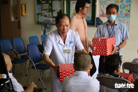 Niềm vui khai giảng của bệnh nhi ung thư - Ảnh 4. TS.BS Đặng Huy Quốc Thịnh, phó giám đốc Bệnh viện Ung bướu cơ sở 2, trao quà cho bệnh nhi - Ảnh: NGUYÊN KHANG