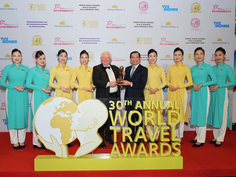 Vietnam Airlines nhận bốn giải thưởng từ World Travel Awards - Ảnh 4. Các phi công, tiếp viên Vietnam Airlines nhận giải thưởng "Hãng hàng không hàng đầu châu Á về dịch vụ phi hành đoàn" - Ảnh: VNA
