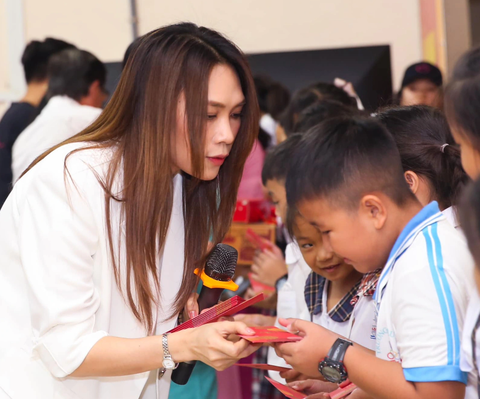 Ca sĩ Mỹ Tâm trao học bổng cho học sinh nghèo hiếu học - Ảnh: Facebook My Tam Ca sĩ Mỹ Tâm trao học bổng cho học sinh nghèo hiếu học - Ảnh: Facebook My Tam