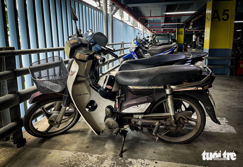 Hơn 650 xe máy ‘đóng bụi’ ở sân bay Tân Sơn Nhất, có chiếc 7 năm rồi chưa ai lấy - Ảnh 2. Hầu hết các xe thuộc diện "quá hạn" ở nhà xe sân bay Tân Sơn Nhất đã cũ kỹ sau thời gian dài không sử dụng