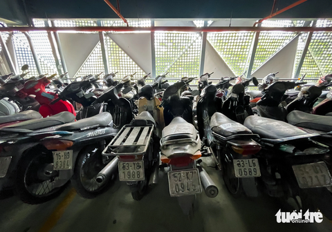 Hơn 650 xe máy ‘đóng bụi’ ở sân bay Tân Sơn Nhất, có chiếc 7 năm rồi chưa ai lấy - Ảnh 4. Số nhiều xe ở đây có biển số TP.HCM và Hà Nội, còn lại là các tỉnh khác. Hiện tại, tất cả xe đều sắp xếp gọn gàng theo từng hàng