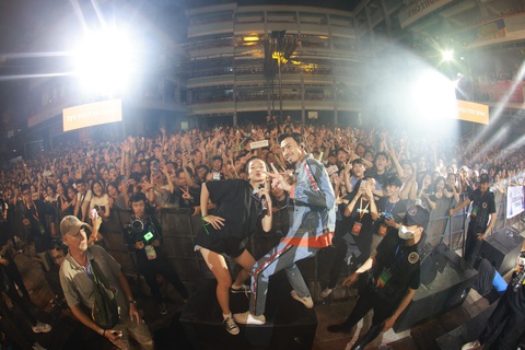 Ngẫu hứng fủ fan nữ rap chung, rapper Đen bị chiếm mất spotlight - Ảnh 4. Rapper Đen ngỡ ngàng trước khả năng rap và kết hợp cực ăn ý của fan nữ