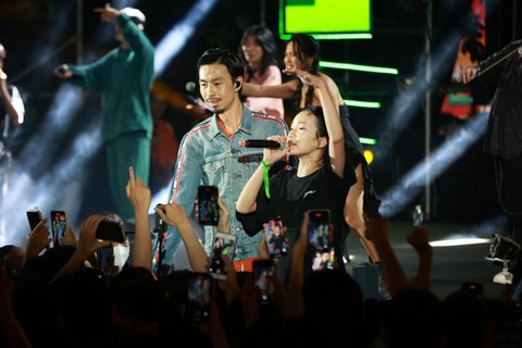 Ngẫu hứng fủ fan nữ rap chung, rapper Đen bị chiếm mất spotlight - Ảnh 3. Fan nữ đến từ Quảng Nam may mắn được collab cùng thần tượng
