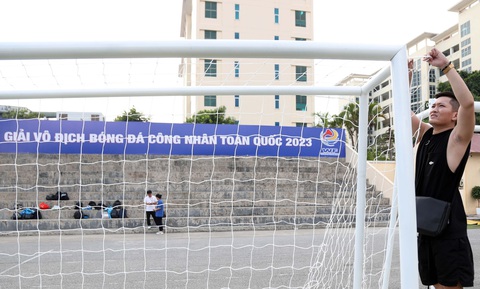 Giải vô địch bóng đá công nhân toàn quốc 2023: Sẵn sàng cho ngày ra quân - Ảnh 3. Khung thành được điều chỉnh để đạt đúng tiêu chuẩn của luật bóng đá 7 người - Ảnh: NGUYÊN KHÔI