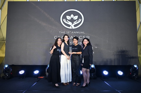 Chiến lược ESG giúp Home Credit đạt giải Global CSR & ESG lần thứ 3 liên tiếp - Ảnh 3. Đại diện Home Credit Việt Nam nhận giải thưởng trên sân khấu - Ảnh: Home Credit