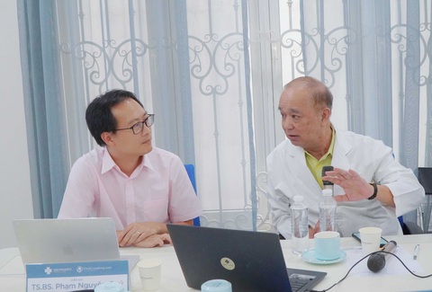 Nên tầm soát những loại bệnh ung thư nào? - Ảnh 3. BS.CK2 Trần Đoàn Đạo (phải) và TS.BS Phạm Nguyên Quý thảo luận về tầm soát và chẩn đoán ung thư sớm bằng các công nghệ cao, theo mô hình Nhật Bản - Nguồn: Bernard Healthcare