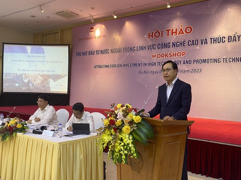 Vì sao doanh nghiệp FDI chỉ chuyển giao công nghệ giữa công ty mẹ với công ty con? - Ảnh 1. Ông Choi Joo Ho - tổng giám đốc Tổ hợp Samsung Việt Nam - phát biểu tại hội thảo - Ảnh: B.NGỌC