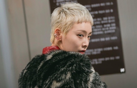 Dispatch công bố thư tay của Kim Hieora đáp trả phủ nhận của công ty quản lý - Ảnh 1. Sự nghiệp của Kim Hieora lao đao sau cáo buộc bạo lực học đường