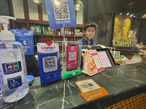 Hoạt động thanh toán không tiền mặt ngày càng phổ biến trong nền kinh tế số TP.HCM - Ảnh: ĐỨC THIỆN Hoạt động thanh toán không tiền mặt ngày càng phổ biến trong nền kinh tế số TP.HCM - Ảnh: ĐỨC THIỆN