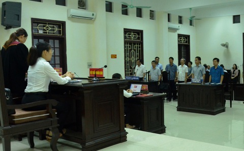 Tòa bác đơn kiện Tổng cục trưởng Hải quan trong ‘kỳ án’ buôn lậu gỗ trắc - Ảnh 1. Các bên liên quan đến "kỳ án" buôn lậu gỗ trắc trước hội đồng xét xử - Ảnh: Q.NAM