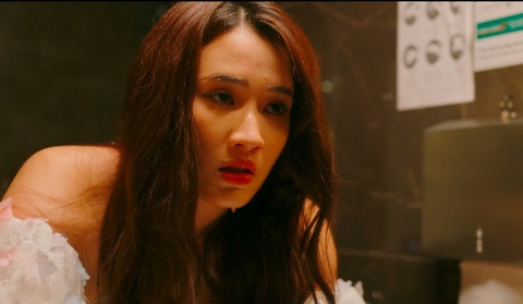 Nhung suýt bị hãm hại khi chọn cách sống thực dụng trong phim Làng trong phố - Ảnh: ĐPCC Nhung suýt bị hãm hại khi chọn cách sống thực dụng - Ảnh: ĐPCC