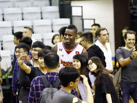 Hanoi Buffaloes bất ngờ thay ngoại binh trước bán kết VBA 2023 - Ảnh 3. Lenny Daniel từng được người hâm mộ Việt yêu mến - Ảnh: VBA