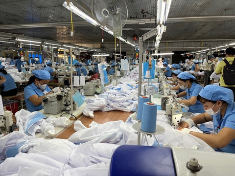 Tin tức sáng 8-9: Mô tô, ô tô bắt buộc phải mua bảo hiểm; Hôm nay cầu Long Kiểng, Nhà Bè thông xe - Ảnh 2. Sản xuất áo choàng y tế xuất khẩu đi Nhật Bản tại Công ty may Hòa Thọ - Quảng Nam - Ảnh: HỒNG HÀ