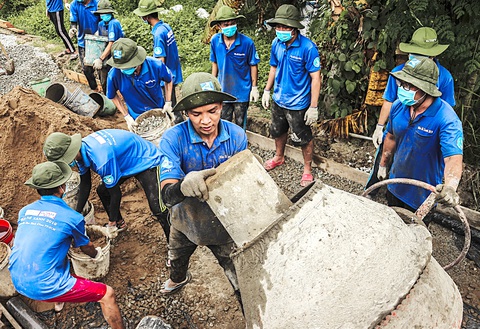 Sinh viên tình nguyện TP.HCM tham gia chiến dịch Mùa hè xanh làm đường giúp dân tại tỉnh Bến Tre - Ảnh: Q.LINH Sinh viên tình nguyện TP.HCM tham gia chiến dịch Mùa hè xanh làm đường giúp dân tại tỉnh Bến Tre - Ảnh: Q.LINH