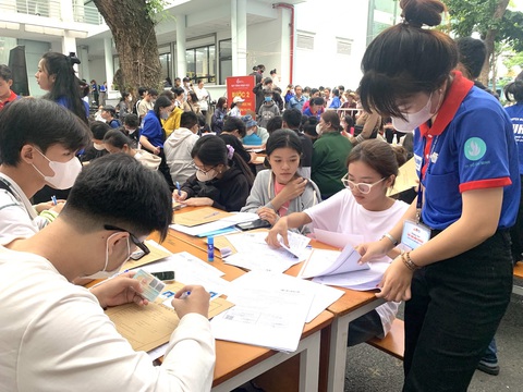 17h ngày 8-9 hết hạn xác nhận nhập học trực tuyến - Ảnh 1. Tân sinh viên làm thủ tục nhập học tại Trường đại học Công nghiệp TP.HCM - Ảnh: TRẦN HUỲNH