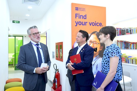 Việt Nam là ưu tiên hàng đầu với Vương Quốc Anh trong hợp tác giáo dục - Ảnh 2. Ông Michael Little, ông Nigel Huddleston và Tổng Lãnh sự Anh trong chuyến tham quan trung tâm mới của Hội đồng Anh