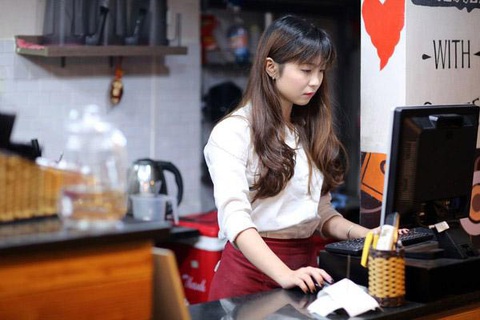 Nhân viên thu ngân và 5 kỹ năng quan trọng cần có khi theo nghề - Ảnh 1. Nhân viên thu ngân tại cửa hàng - Ảnh: Internet