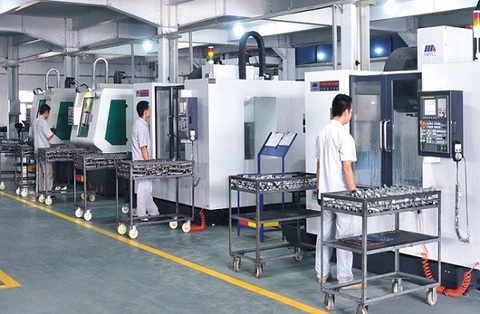 Nhân viên vận hành máy là ai? Yêu cầu tuyển dụng ra sao? - Ảnh 1. Nhân viên vận hành máy tại 1 nhà xưởng - Ảnh: Internet.