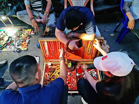 Thợ săn đồ “độc” phải biết chắc, hiểu sâu đồ xịn, đồ nhái, đồ giả - Ảnh: CÔNG TRIỆU Thợ săn đồ “độc” phải biết chắc, hiểu sâu đồ xịn, đồ nhái, đồ giả - Ảnh: CÔNG TRIỆU