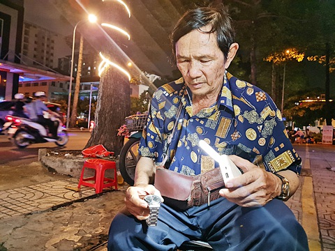 Ông Thịnh, chủ bạt đồng hồ hơn 300 chiếc ở chợ Nhật Tảo - Ảnh: CÔNG TRIỆU Ông Thịnh, chủ bạt đồng hồ hơn 300 chiếc ở chợ Nhật Tảo - Ảnh: CÔNG TRIỆU